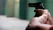 Мужчина держит в руке пистолет